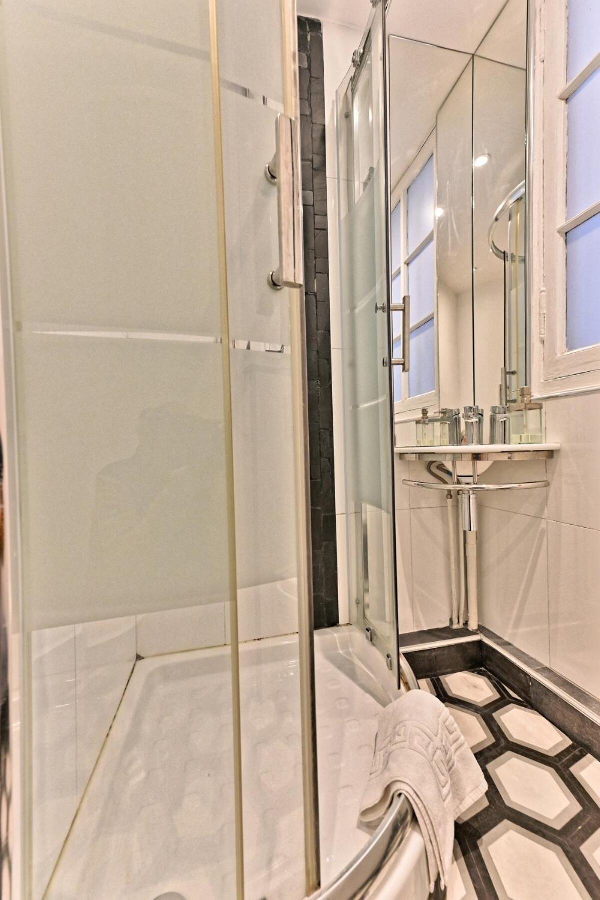 Pleasant Close To Galerie Lafayette - Ii *
